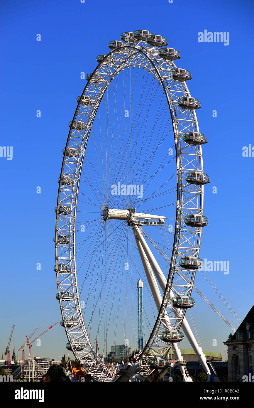 Londres, Inglaterra, Reino Unido. La noria London Eye en la orilla sur del río Támesis. Es la noria más alta de Europa. Foto de stock