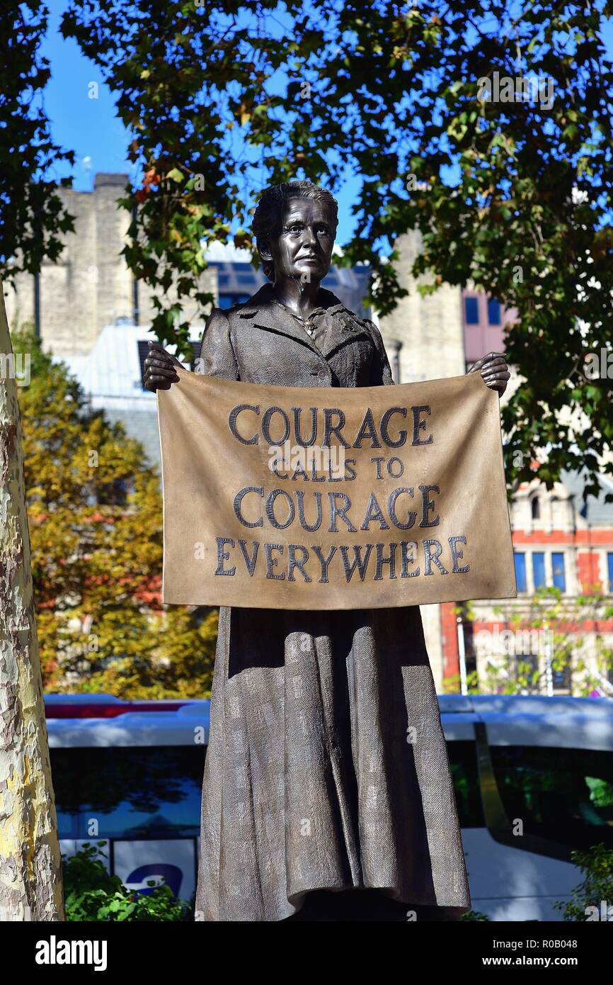Londres, Inglaterra, Reino Unido. La estatua de bronce del sufragismo líder y activista social Millicent Garret Fawcett en la Plaza del Parlamento. Foto de stock