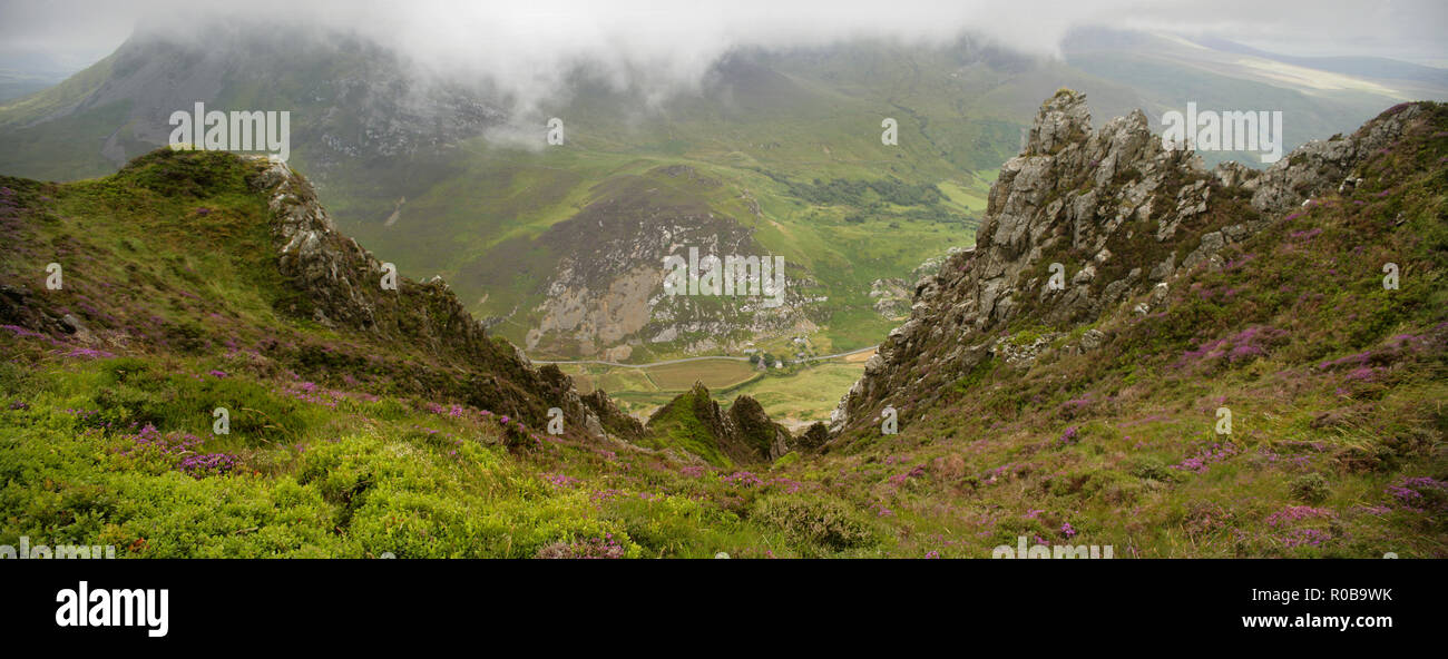 Vista desde cerca de la cumbre de Mynydd Mawr a través del valle hasta las faldas del monte Snowdon, cerca Rhyd Ddu, Snowdonia, Gales. Foto de stock