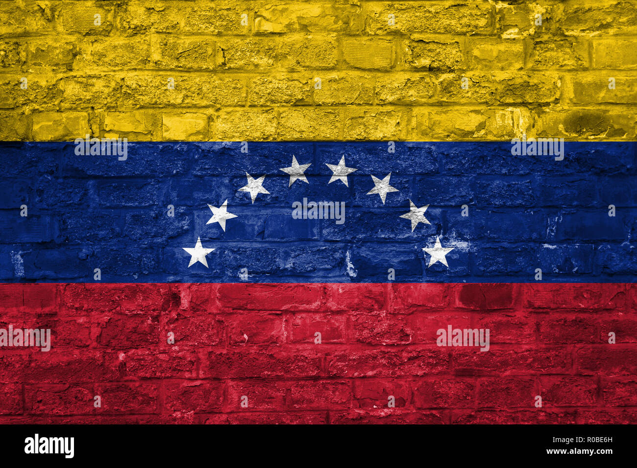 Bandera de Venezuela sobre una vieja pared de ladrillo, superficie de fondo Foto de stock