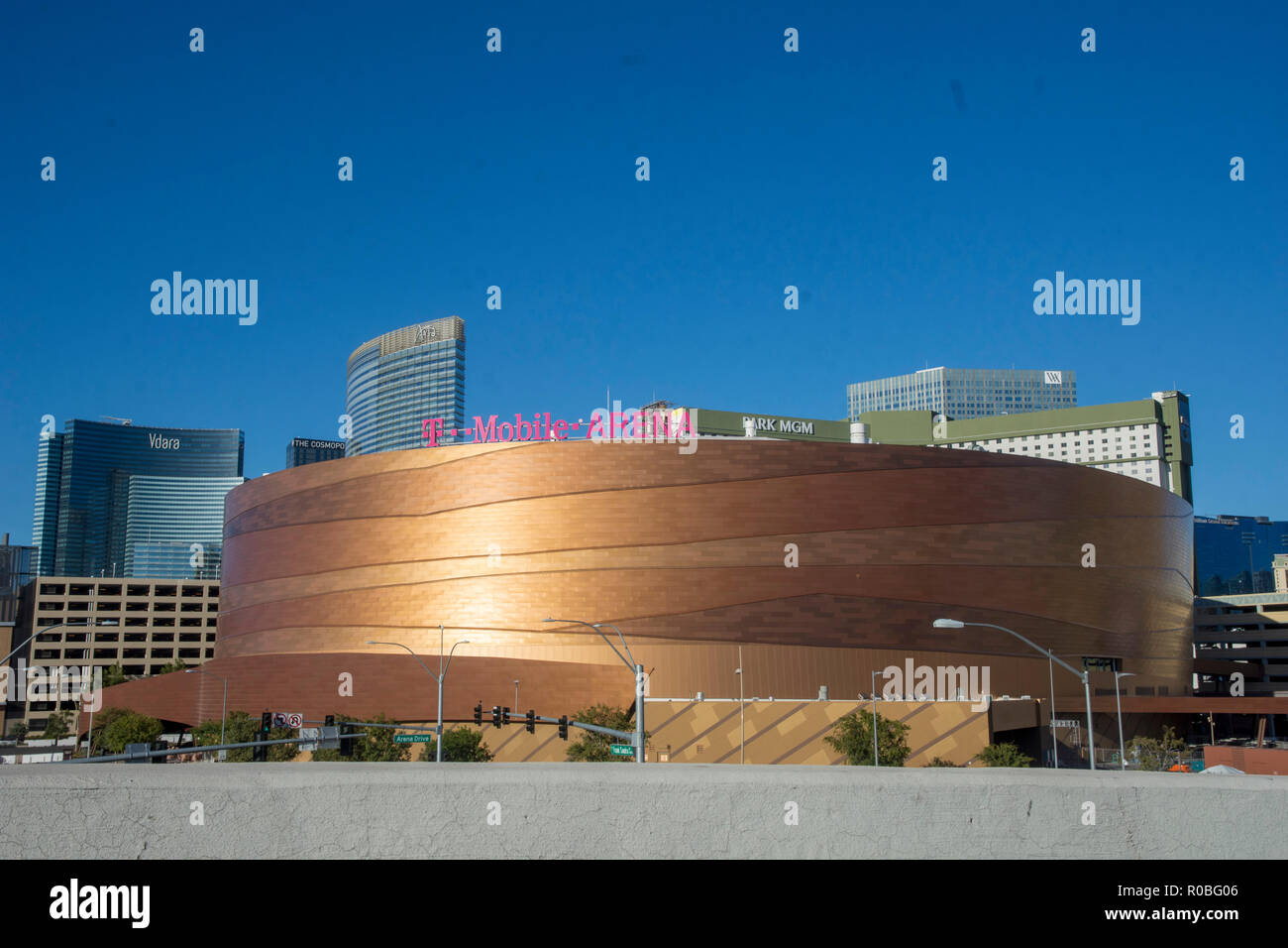 Vista exterior del T-Mobile Arena en Las Vegas, Nevada. El recinto multiuso es el hogar del Las Vegas Golden Knights de hockey. Foto de stock