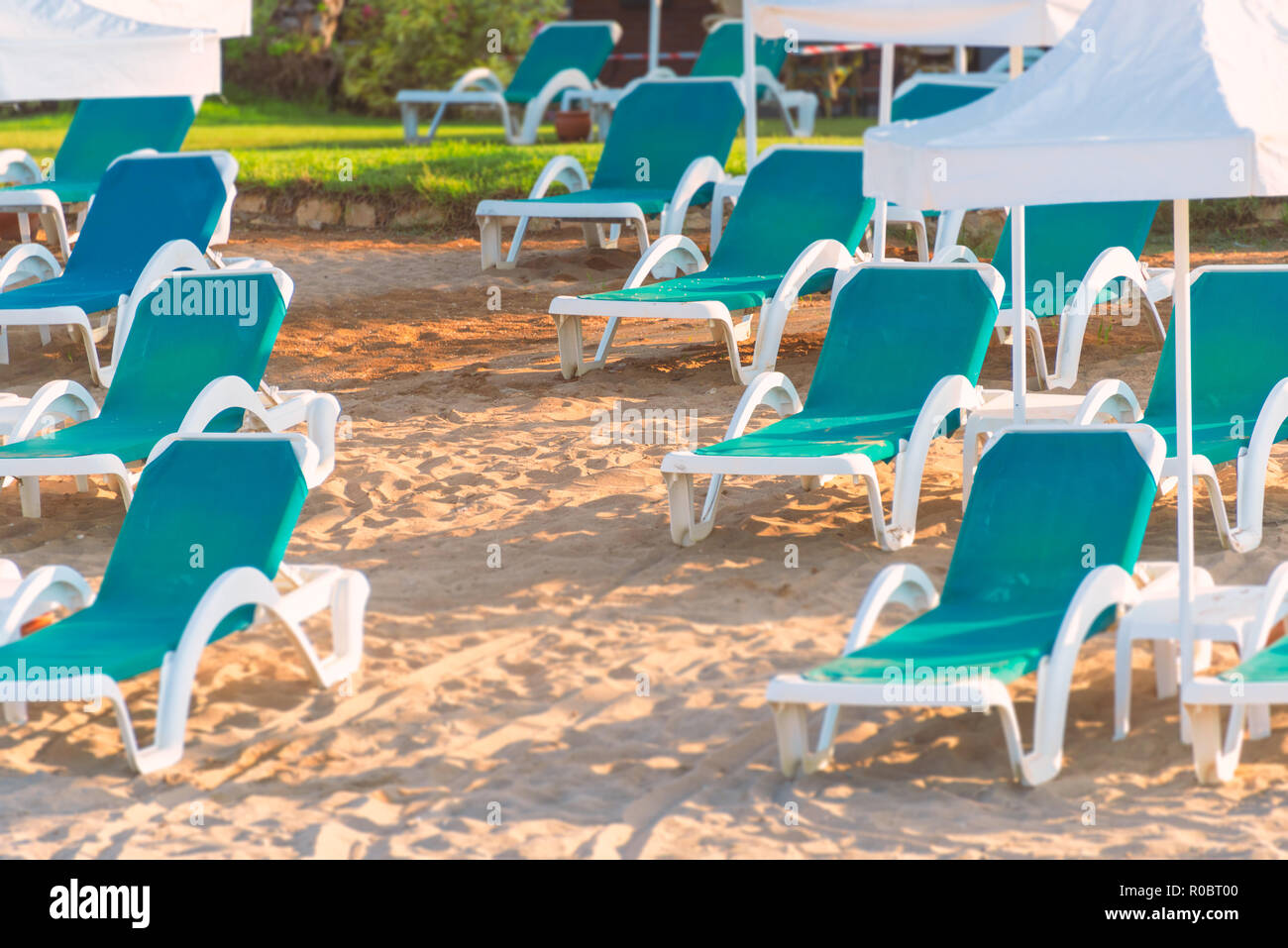 En Turquía, la playa de arena blanca en primer plano, el parasol sombrillas y sillas en segundo plano. Foto de stock