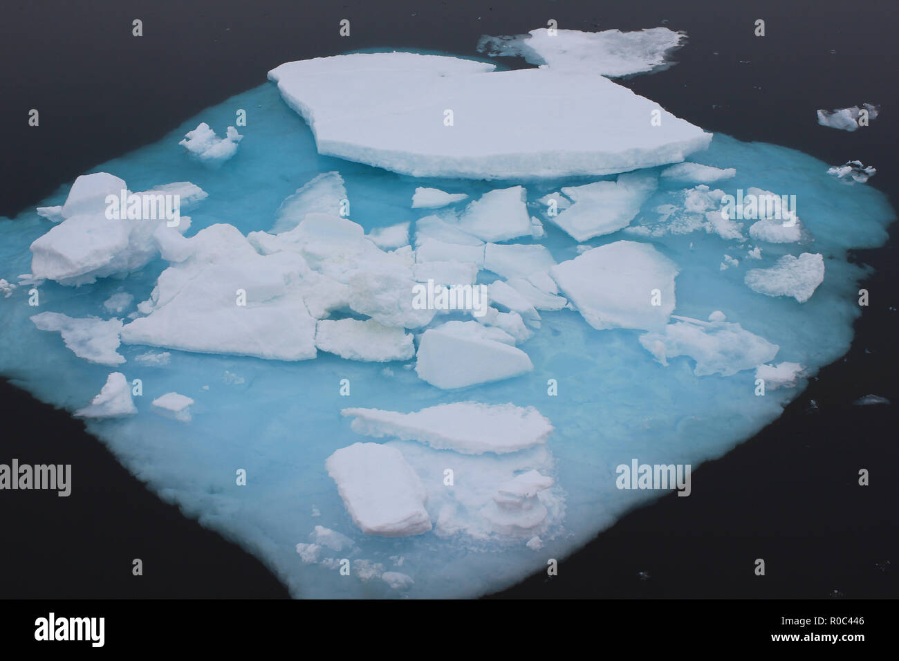 Témpano de hielo en forma de diamante, el Estrecho de Davis, en la costa oriental de la isla de Baffin, Canadá visto desde el CCGS Amundsen Foto de stock