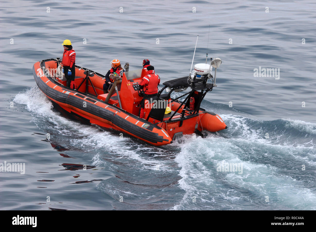 Canadian Coast Guard tripulación desde el CCGS Amundsen en una Zodiac Foto de stock