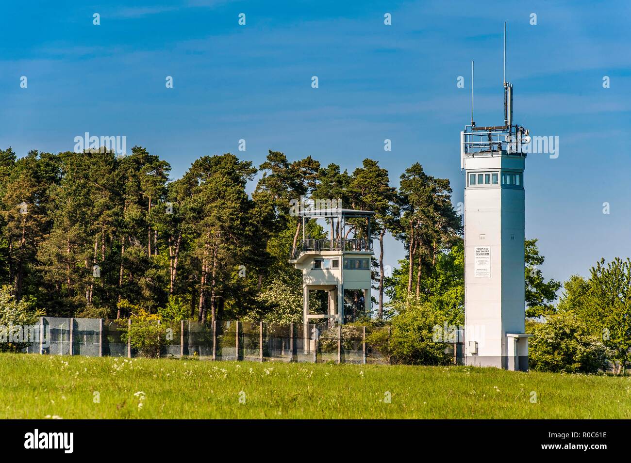 Alemania, Gera, 2011-05-05: entre los EE.UU. torre de observación 'Punto Alfa' a la izquierda y la torre de la antigua Alemania Oriental se encuentran a sólo unos metros. Hoy son m Foto de stock