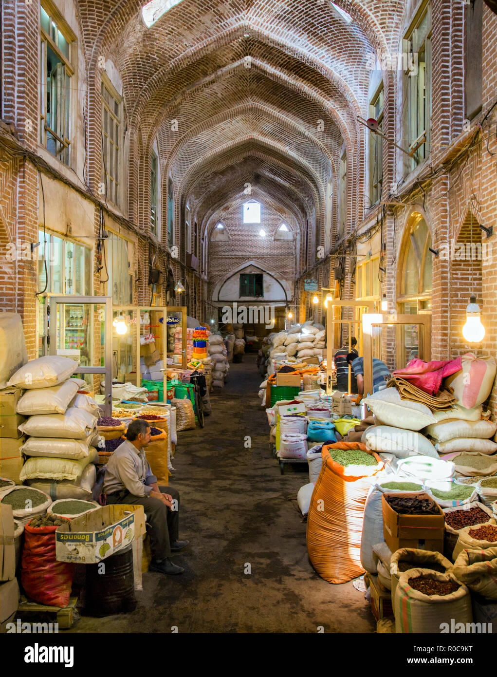 El bazar de Tabriz es uno de los más antiguos bazares en Oriente Medio y el bazar cubierto más grande del mundo. / Los sitios de Patrimonio Mundial de la UNESCO. Foto de stock
