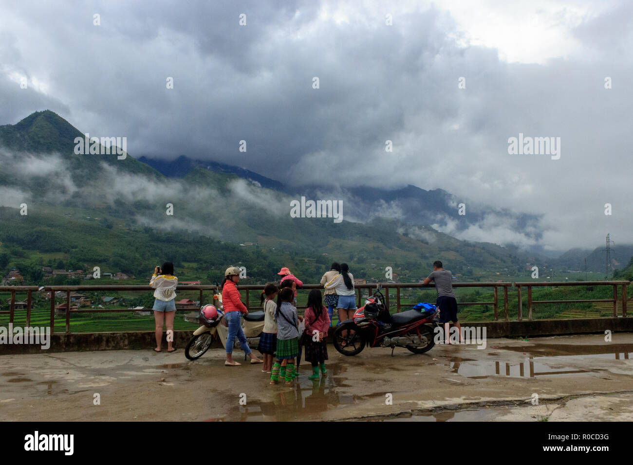 Los turistas en un punto de vista en el valle de sapa vietnam Foto de stock