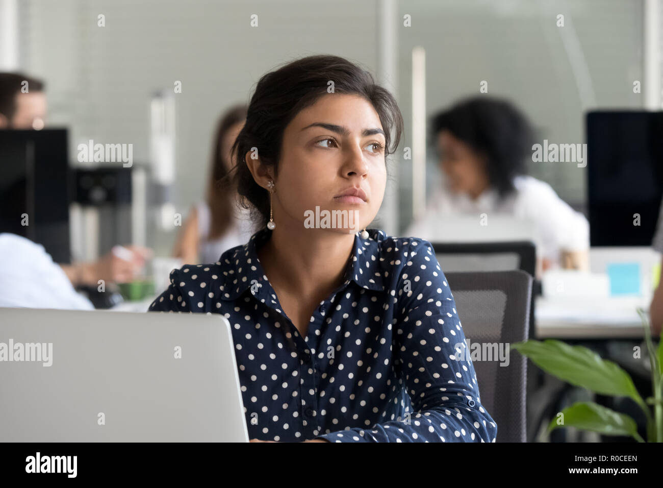 Pensativo empresaria indio mirando lejos de pensar en el problema Foto de stock