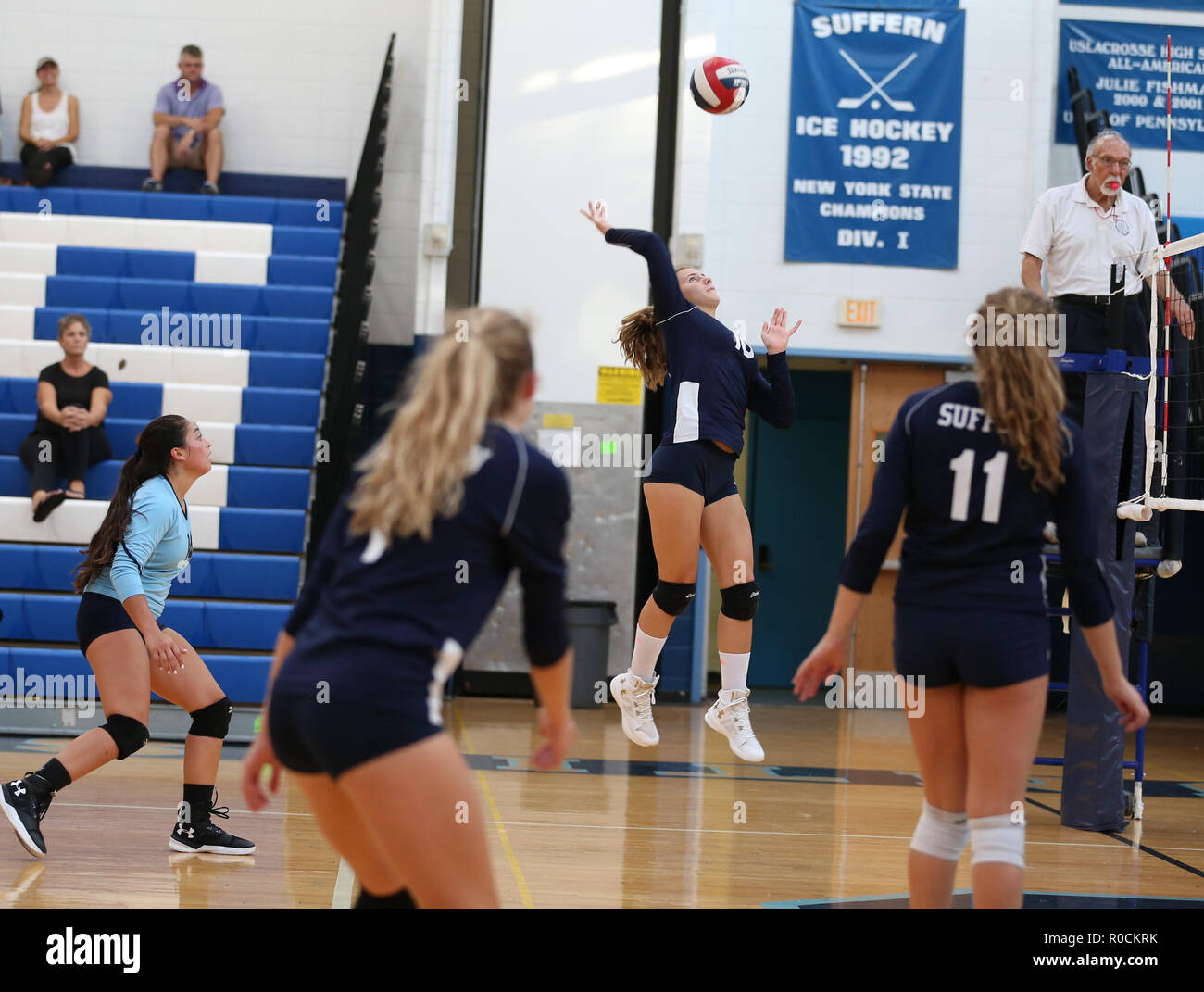 Girls High School Juego De Voleibol En El Gimnasio De Una Escuela Secundaria Fotografia De Stock Alamy Girls High School Juego De Voleibol En El Gimnasio De Una Escuela Secundaria Fotografia De Stock Alamy