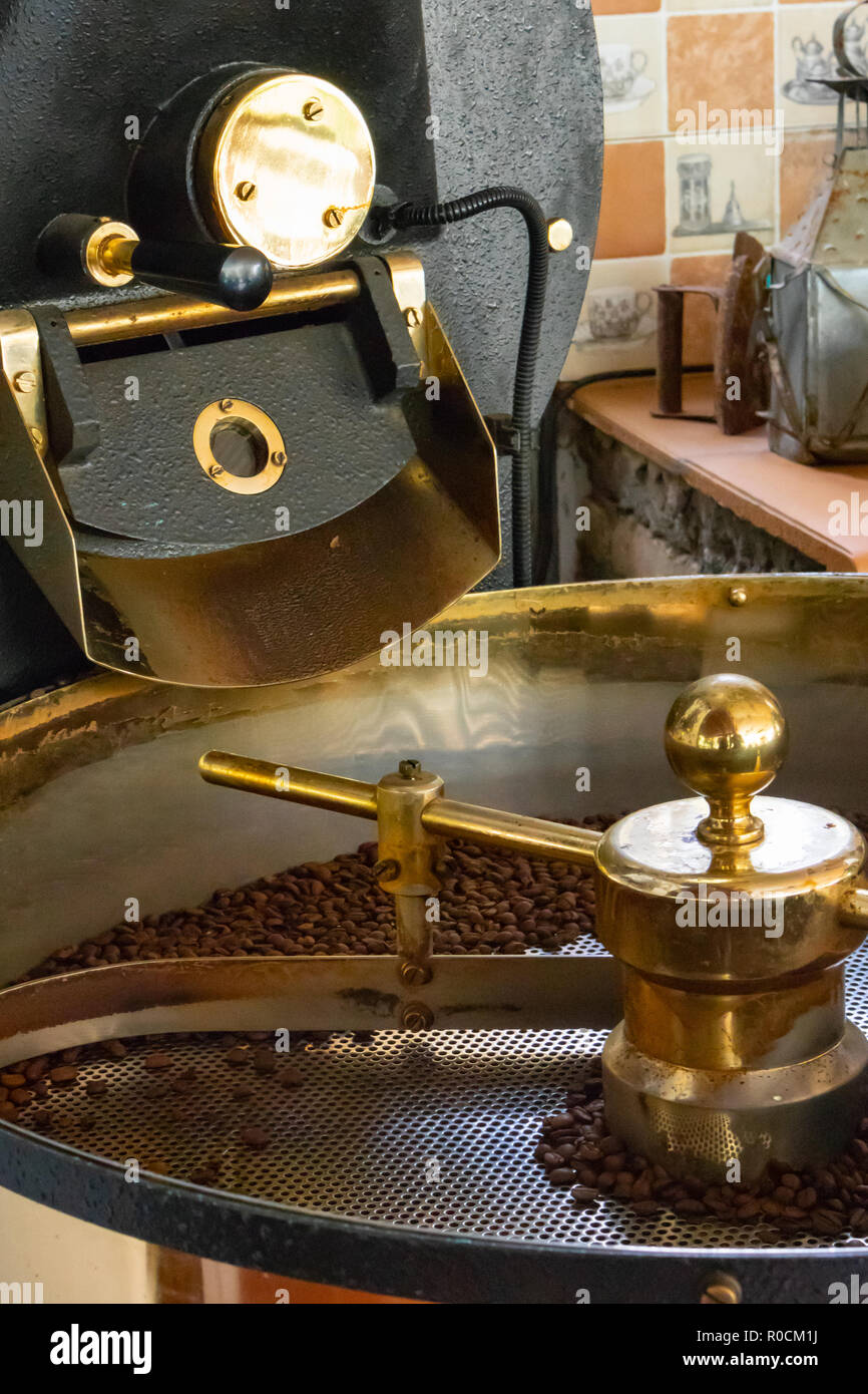 Materias orgánicas frescas granos de café tostado en la máquina Foto de stock