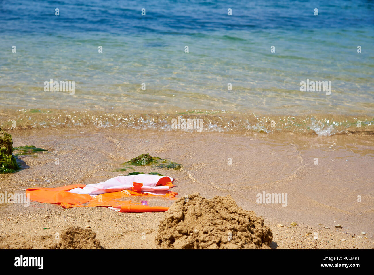 Dañado un chaleco salvavidas flotadores en la arena a la orilla del mar  Fotografía de stock - Alamy