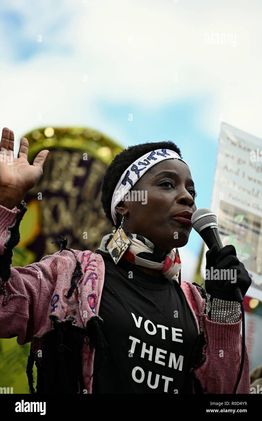 Nueva York, EE.UU. 03 de noviembre de 2018. La estatua de la libertad escalador Patricia Okoumou habla durante una protesta contra las políticas de inmigración de la administración Trump. El evento, tres días antes de las elecciones de medio término de Estados Unidos, fue patrocinada por varios grupos, incluyendo NYC socialistas democráticos de América y la Organización Internacional Socialista. Okoumo, oriundo de la República del Congo, escalan el pedestal de la Estatua de la Libertad, el 4 de julio de 2018, para protestar contra la separación de familias en la frontera. Ella se enfrenta a un juicio por varios cargos en la corte federal en Nueva York el 17 de Dic. Foto de stock