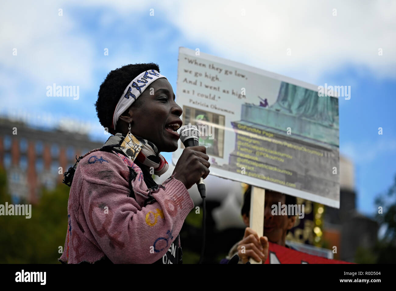 Nueva York, EE.UU. 03 de noviembre de 2018. La estatua de la libertad escalador Patricia Okoumou habla durante una protesta contra las políticas de inmigración de la administración Trump. El evento, tres días antes de las elecciones de medio término de Estados Unidos, fue patrocinada por varios grupos, incluyendo NYC socialistas democráticos de América y la Organización Internacional Socialista. Okoumo, oriundo de la República del Congo, escalan el pedestal de la Estatua de la Libertad, el 4 de julio de 2018, para protestar contra la separación de familias en la frontera. Ella se enfrenta a un juicio por varios cargos en la corte federal en Nueva York el 17 de Dic. Foto de stock