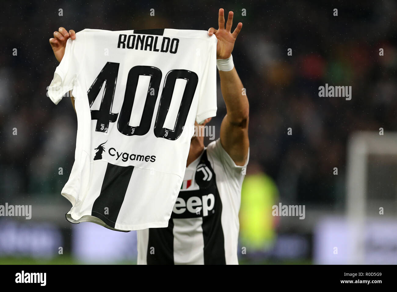 todos los días Leia Punto muerto Torino, Italia. 03Th de noviembre de 2018. Cristiano Ronaldo con una  camiseta de celebración por sus 400 goles en la Serie A, la Premier League  y la Liga antes del partido de