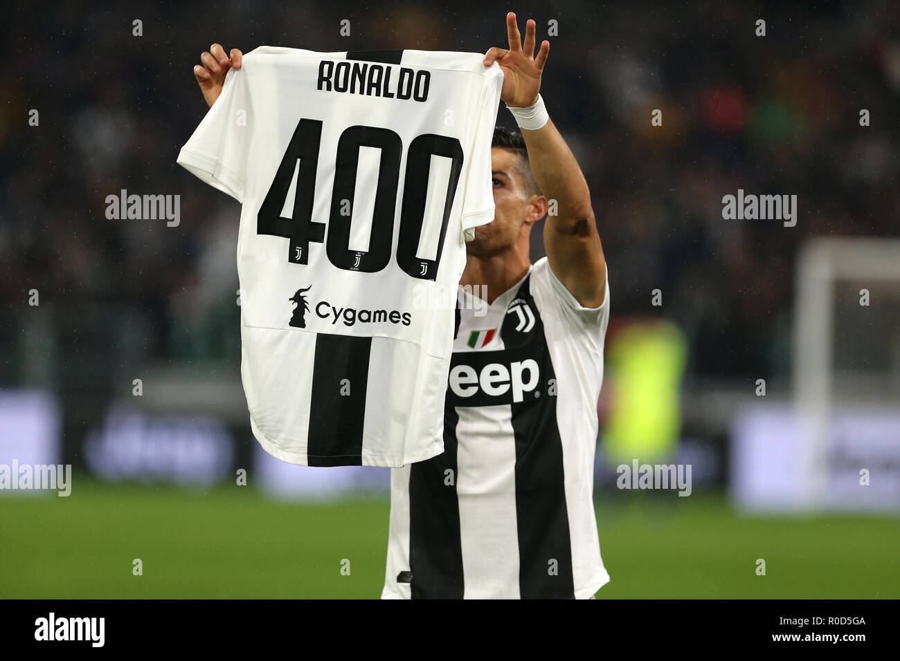 Torino, Italia. 03Th de noviembre de 2018. Cristiano Ronaldo con una  camiseta de celebración por sus 400 goles en la Serie A, la Premier League  y la Liga antes del partido de