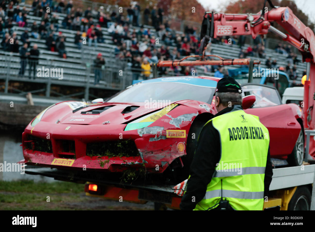 Monza. 3 nov, 2018. El vehículo de Dale Katechis de Estados Unidos se  llevaron los lane después aplastados durante la Ferrari Challenge  Norteamérica la Carrera 2 en Monza Eni en el circuito