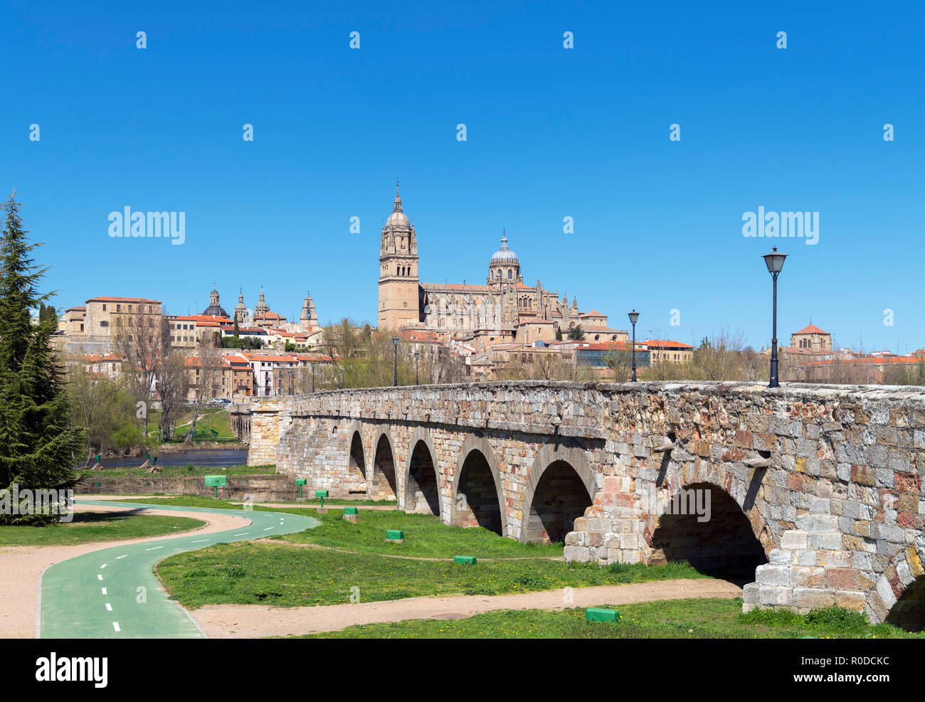 El Puente Romano (Puente Romano) y vista hacia el casco antiguo y las catedrales, Salamanca, Castilla y León, España Foto de stock
