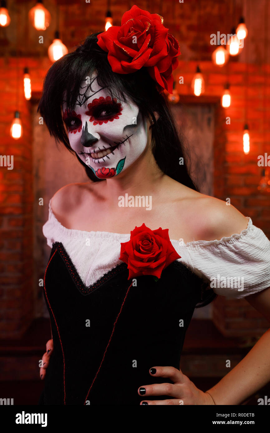 Imagen de halloween chica con maquillaje blanco en su cara Fotografía de  stock - Alamy