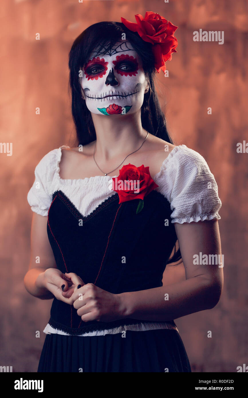 Halloween imagen de mujer con maquillaje blanco en su cara, cosido en su  boca Fotografía de stock - Alamy