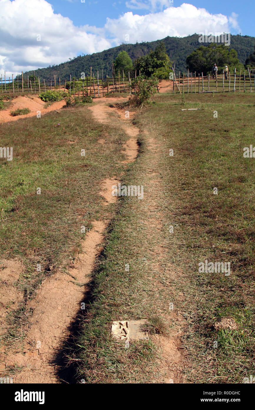 El Mines Advisory Group (MAG) certificado de marcador de piedra denota limpiada de la munición sin detonar (UXOs) que sobran de la guerra secreta, en el norte de Laos Foto de stock