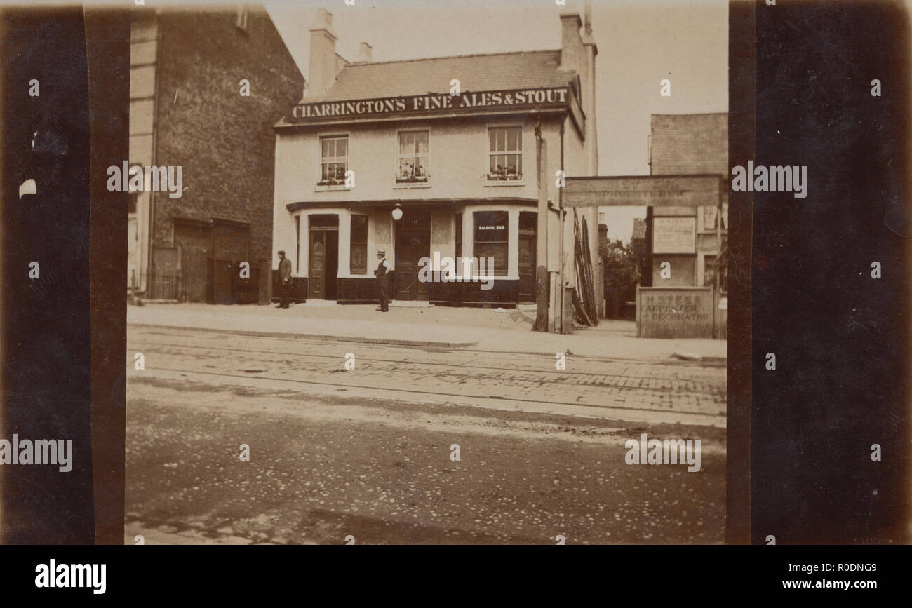 Vintage 1923 postales fotográficas mostrando una casa pública con un cartel para Charrigton's Fine Ales & Stout. Foto de stock