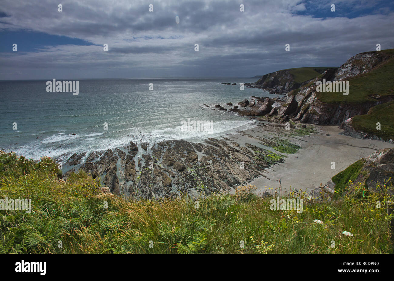 Las vistas de la bahía desde el inicio de la ruta de la costa suroeste, Devon, Inglaterra. Foto de stock