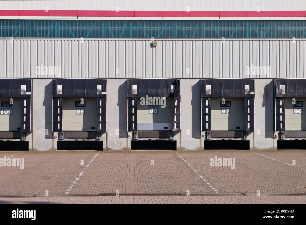 Puerta de carga del muelle de carga vacía como un símbolo de la recesión económica Foto de stock