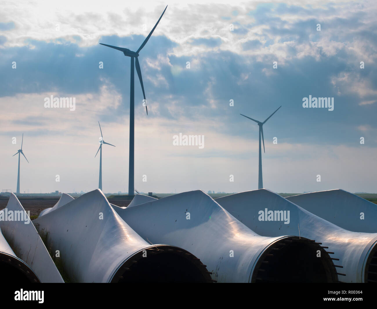 Las paletas de las turbinas eólicas en espera de asamblea en parque eólico Foto de stock