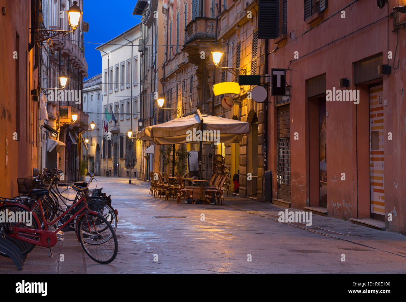 Reggio Emilia - La calle del casco antiguo de la ciudad al anochecer. Foto de stock