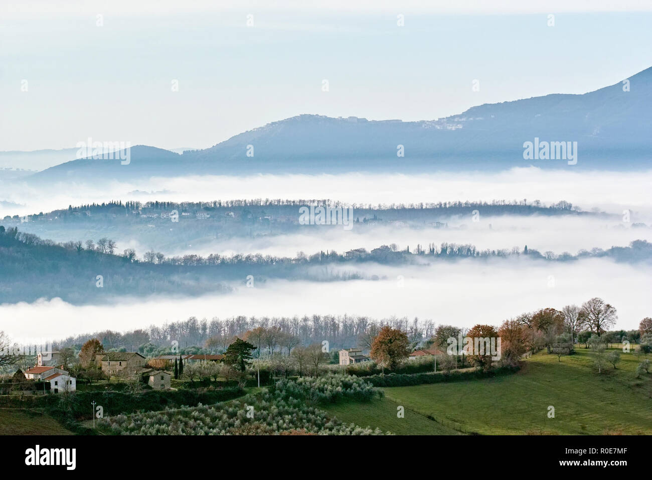 Las colinas de la Sabina diseñado por la niebla Foto de stock