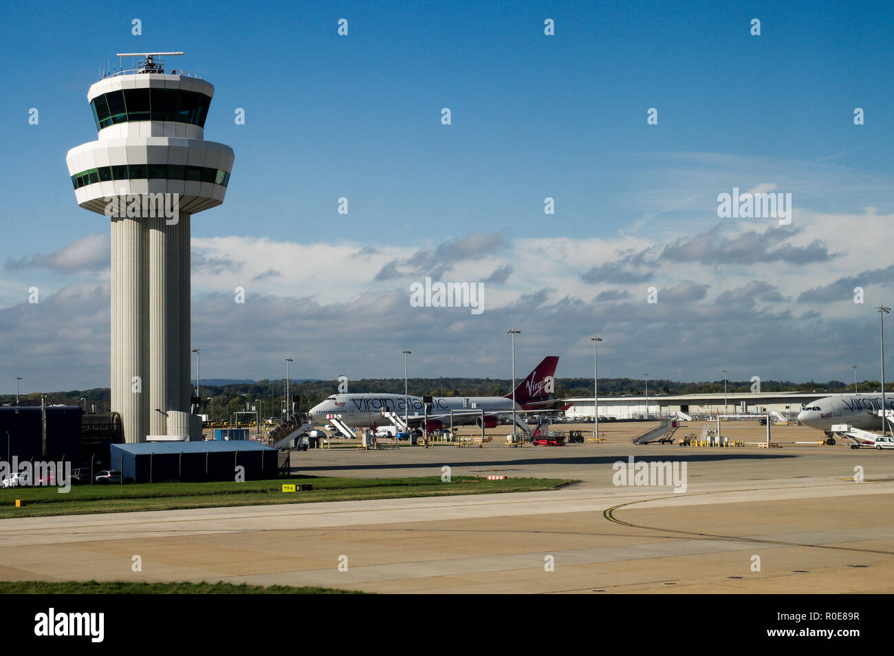Aeropuerto de Gatwick de la Torre de Control del Tráfico Aéreo en el sureste de Inglaterra, en un brillante día soleado Foto de stock