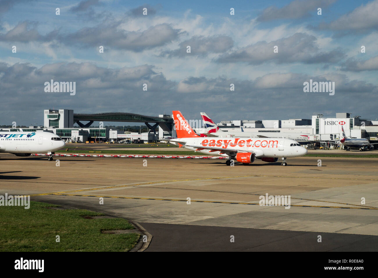 Ocupado El Aeropuerto de Gatwick en el sureste de Inglaterra, en un brillante día soleado Foto de stock