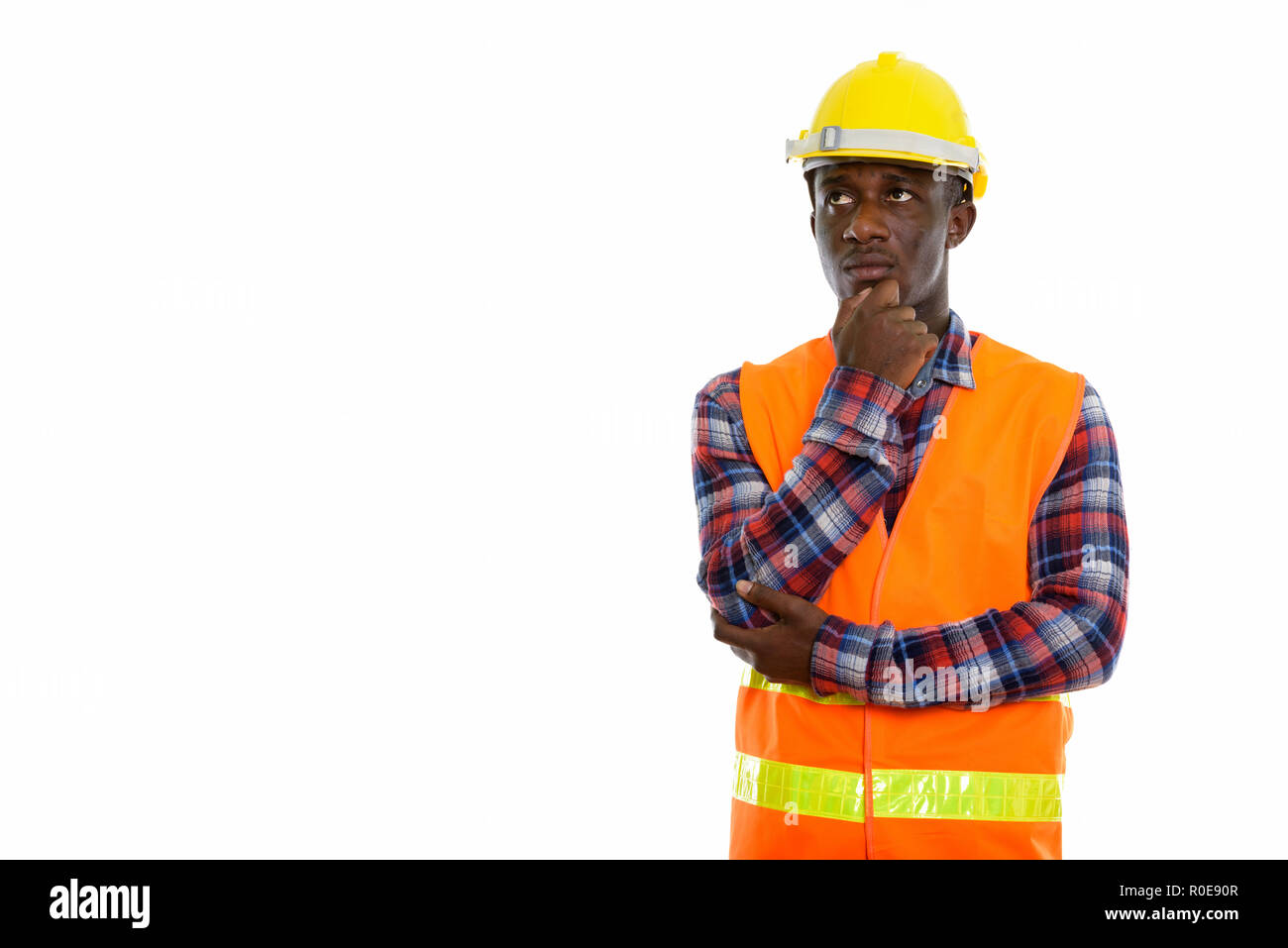 Foto de estudio de los jóvenes negros hombre africano, trabajador de la construcción parece Foto de stock