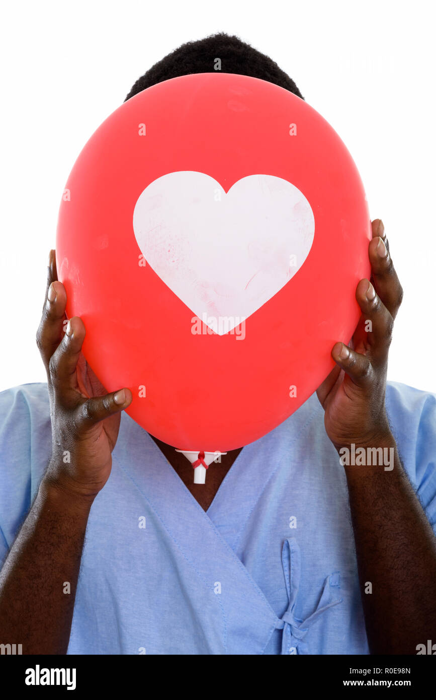 Cara de hombre negro africano joven paciente ocultar rostro detrás de red b Foto de stock