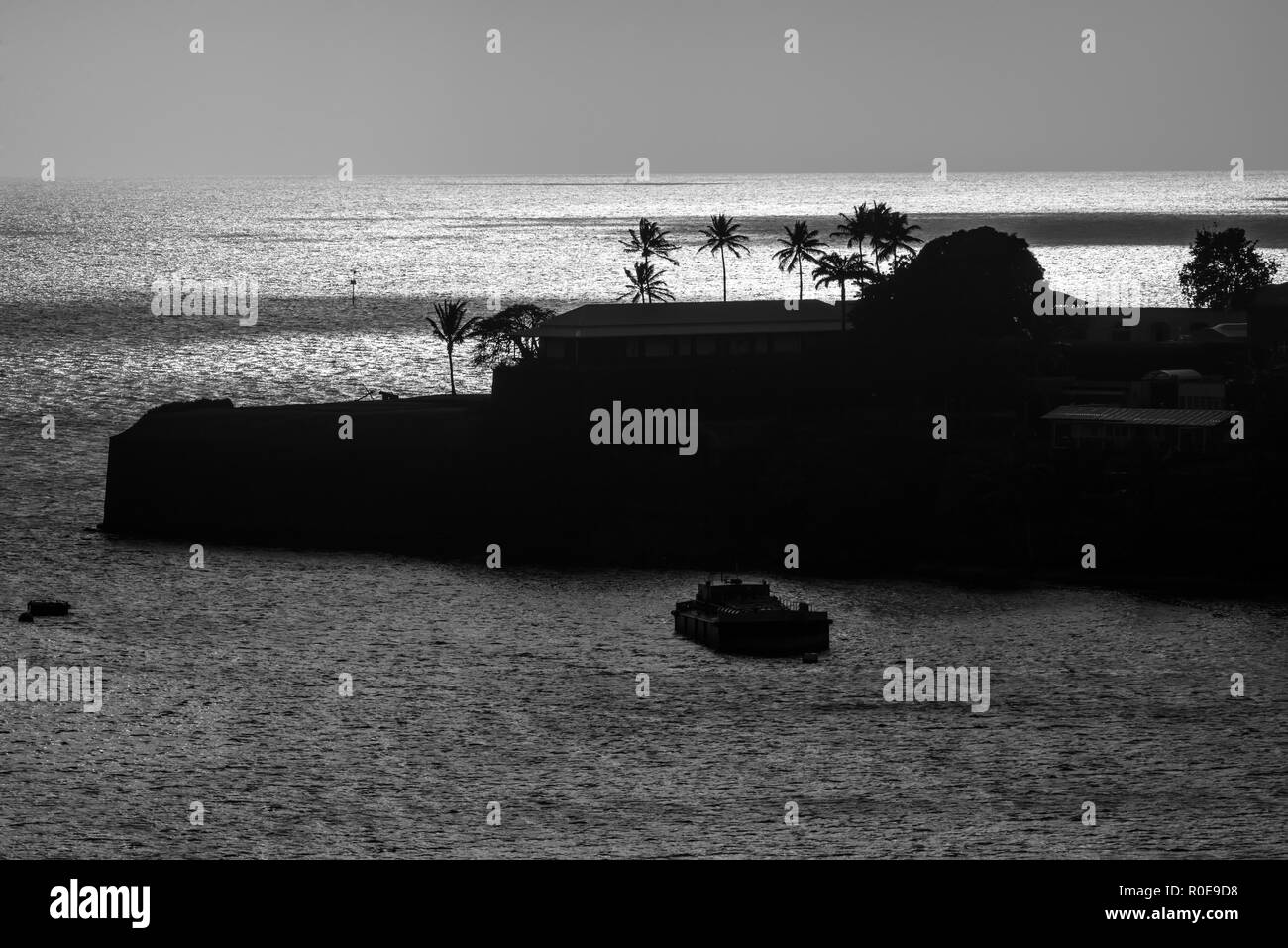 Silueta de la Fort Saint Louis en Fort-de-France, Martinica, Bahía, Indias Occidentales Francesas del Caribe. Fotografía en blanco y negro. Foto de stock