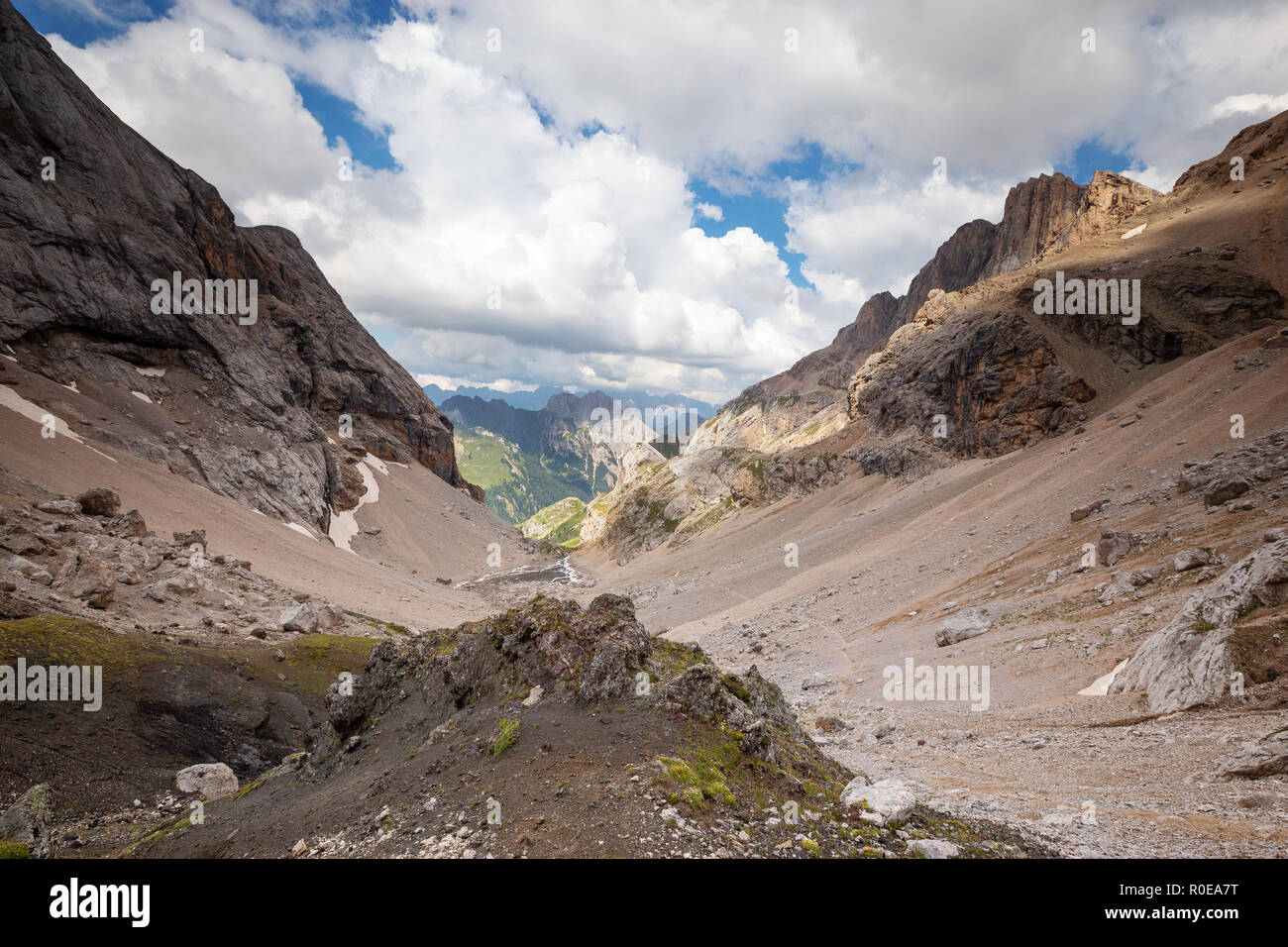 Las características geológicas. Las rocas magmáticas. Passo Ombretta. Los Dolomitas. Foto de stock