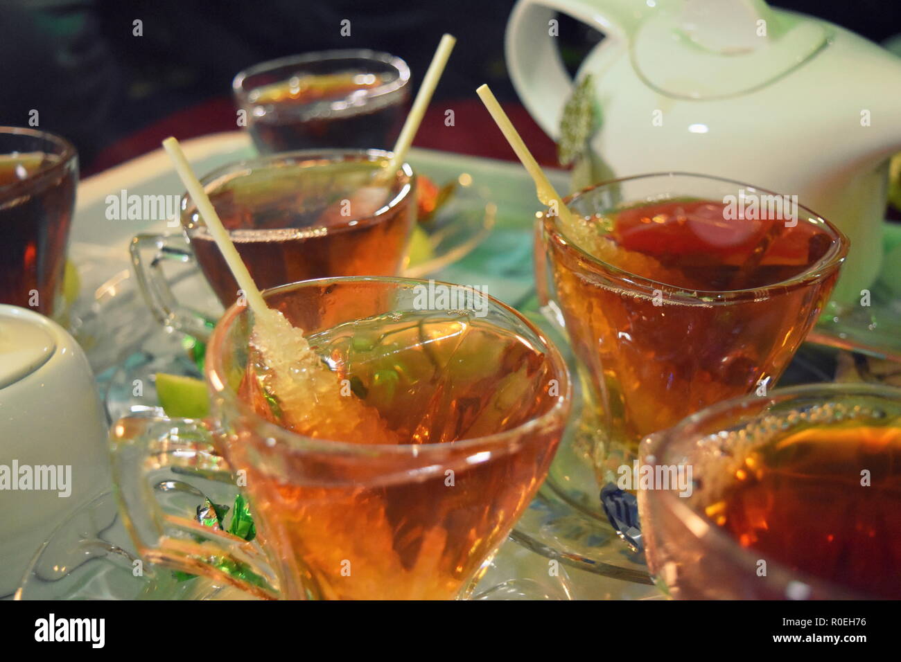 Vasos de té del estilo del Medio Oriente en Irán Foto de stock