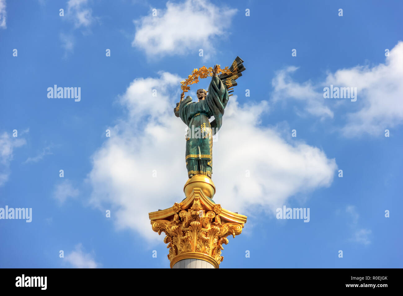 Kiev, Ucrania - 15 de agosto de 2018: Independencia monumento 'Berehynia' en Maidan Square Foto de stock