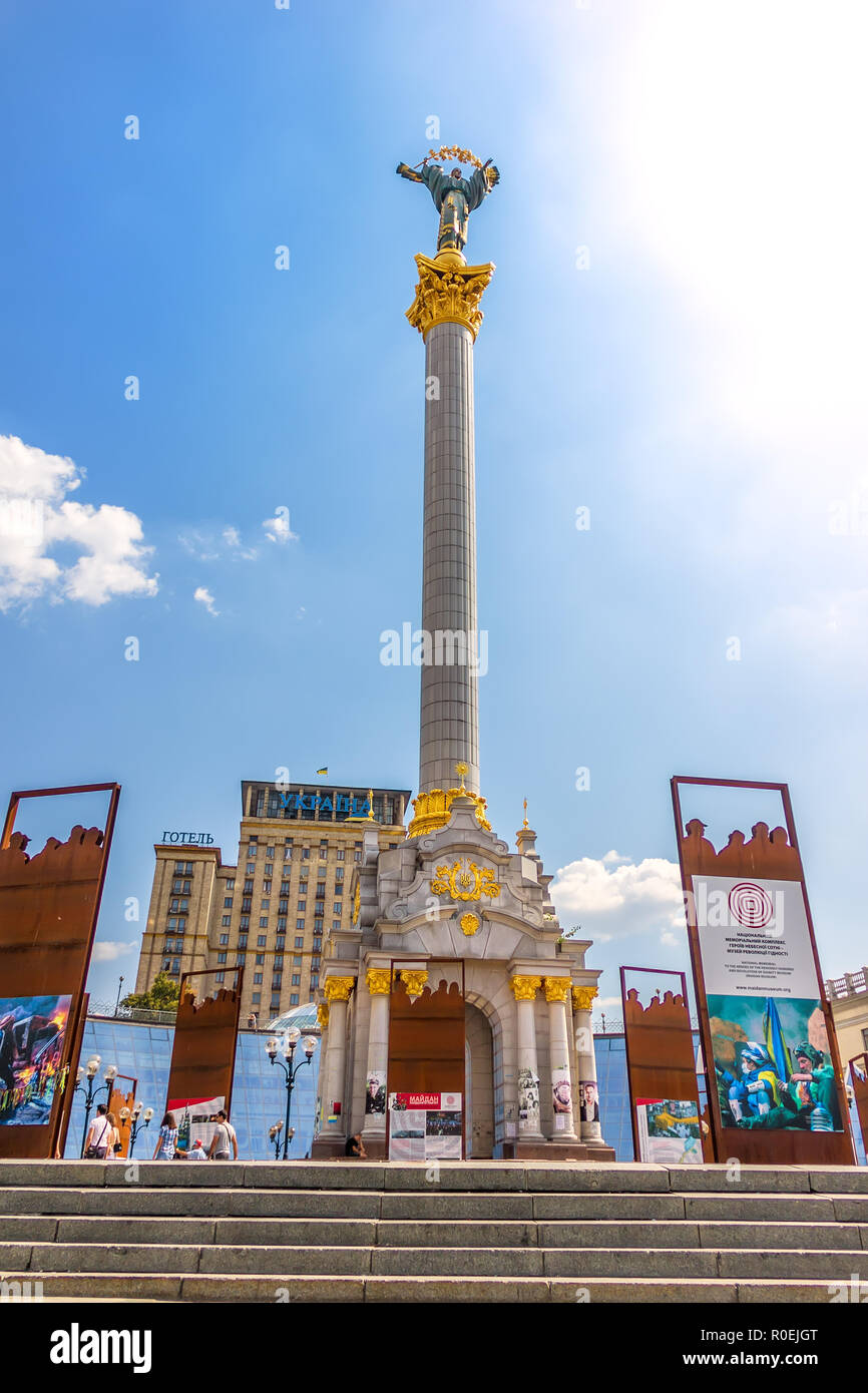Kiev, Ucrania - Agosto 15, 2018: Euromaidan 2014 recuerdos y el Monumento a la independencia en la Plaza de la Independencia Foto de stock