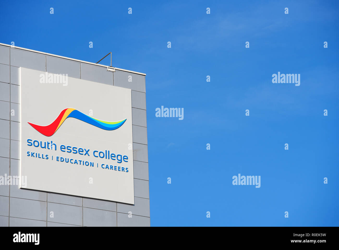 South Essex College, habilidades, educación, carreras firmar. En Southend on Sea, Essex, Reino Unido. Edificio. Centro de Educación. Moderno. Cielo azul con espacio para copiar Foto de stock