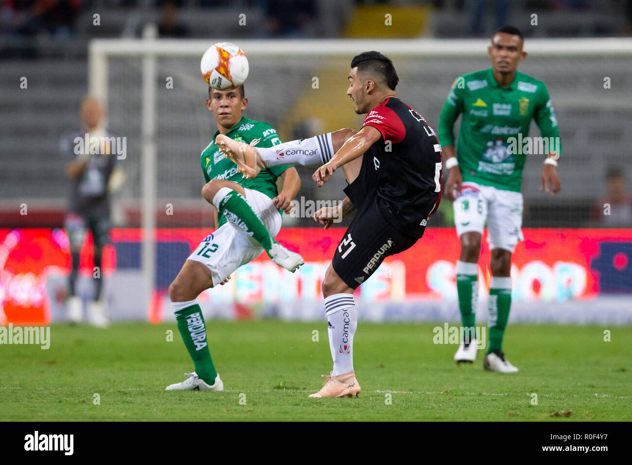 Atlas Lorenzo Reyes R Compite Por El Balon Contra Leon Jose Rodriguez L Durante Un Partido