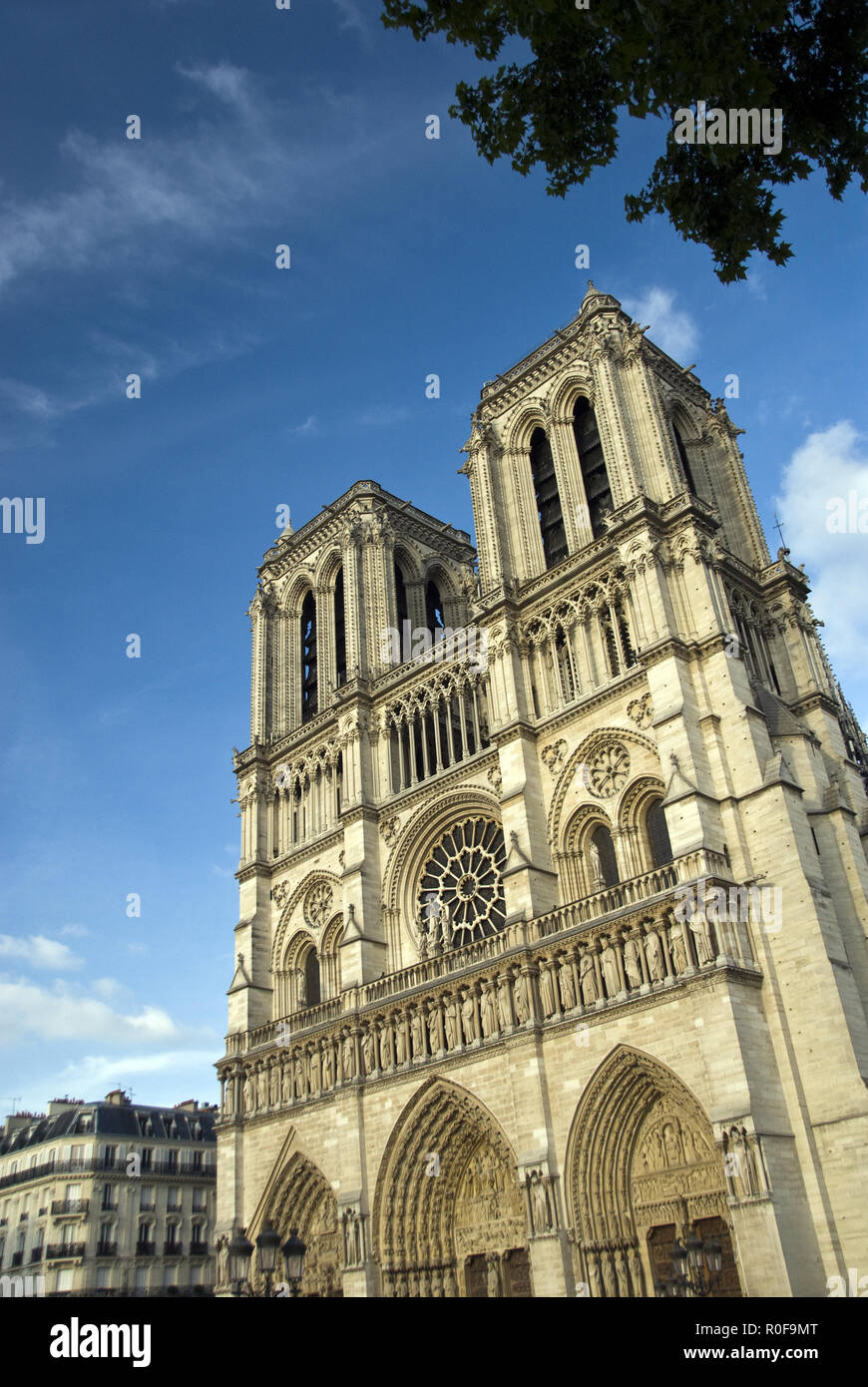 El western facdae de Notre-Dame ofrece dos campanarios; la catedral es uno de los mejores ejemplos de la arquitectura gótica francesa, París, Francia. Foto de stock