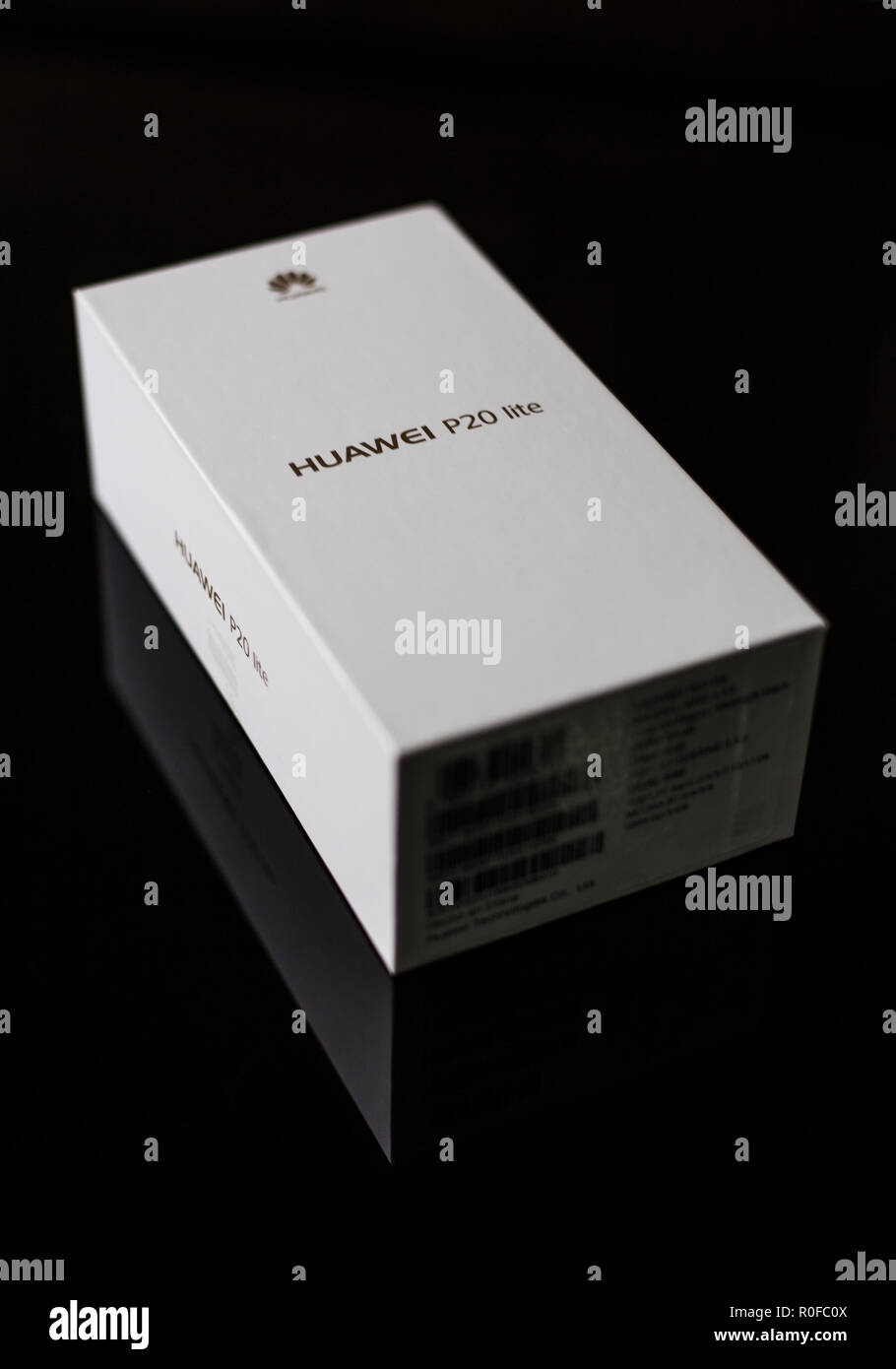 Caja blanca de un nuevo P20 Lite mobile smartphone hecha por la marca de  tecnología china Huawei sobre una superficie negra brillante Fotografía de  stock - Alamy