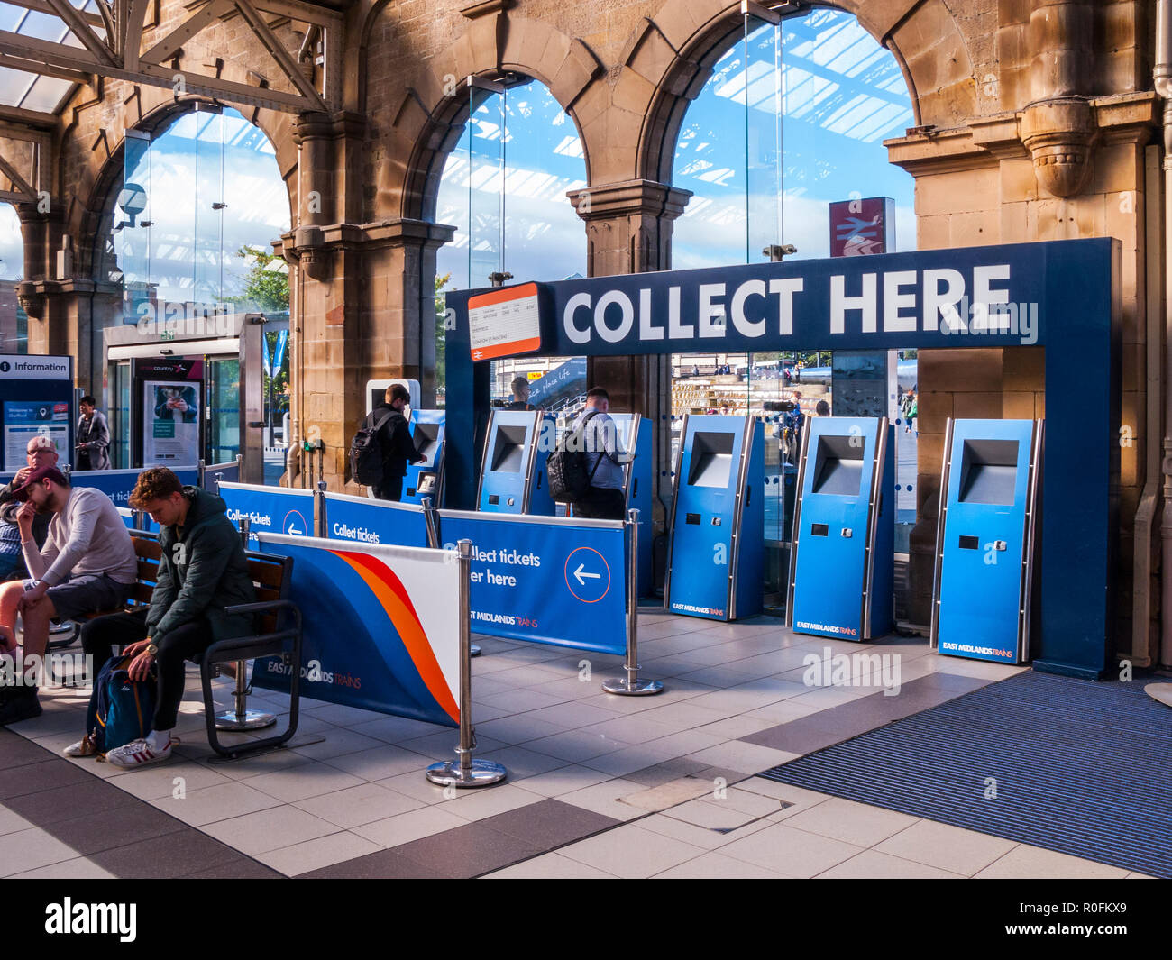 Recogida del billete, las máquinas de la estación de Sheffield Antepatio Foto de stock