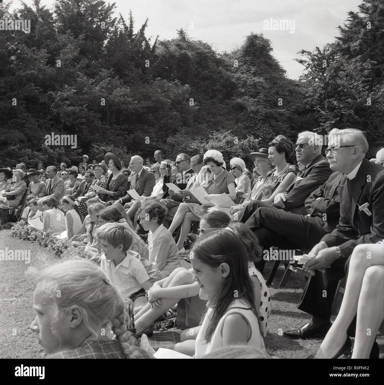 1967 La imagen muestra un numeroso grupo de espectadores viendo un evento en el festival de verano, Artes Tring Tring, Hertfordshire, Inglaterra, Reino Unido. El festival fue al aire libre, en Tring Park, la Escuela de Artes Escénicas, hogar de la Arts Educational School. Foto de stock