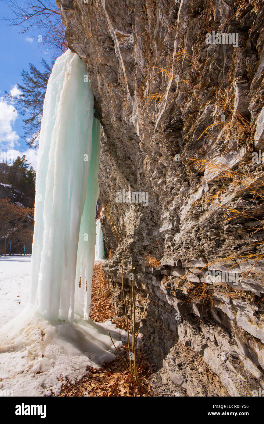 Las cascadas congeladas aparecen en un acantilado en Watkins Glen State Park, Watkins Glen, en el Estado de Nueva York durante un soleado día de invierno, pero en frío. Foto de stock