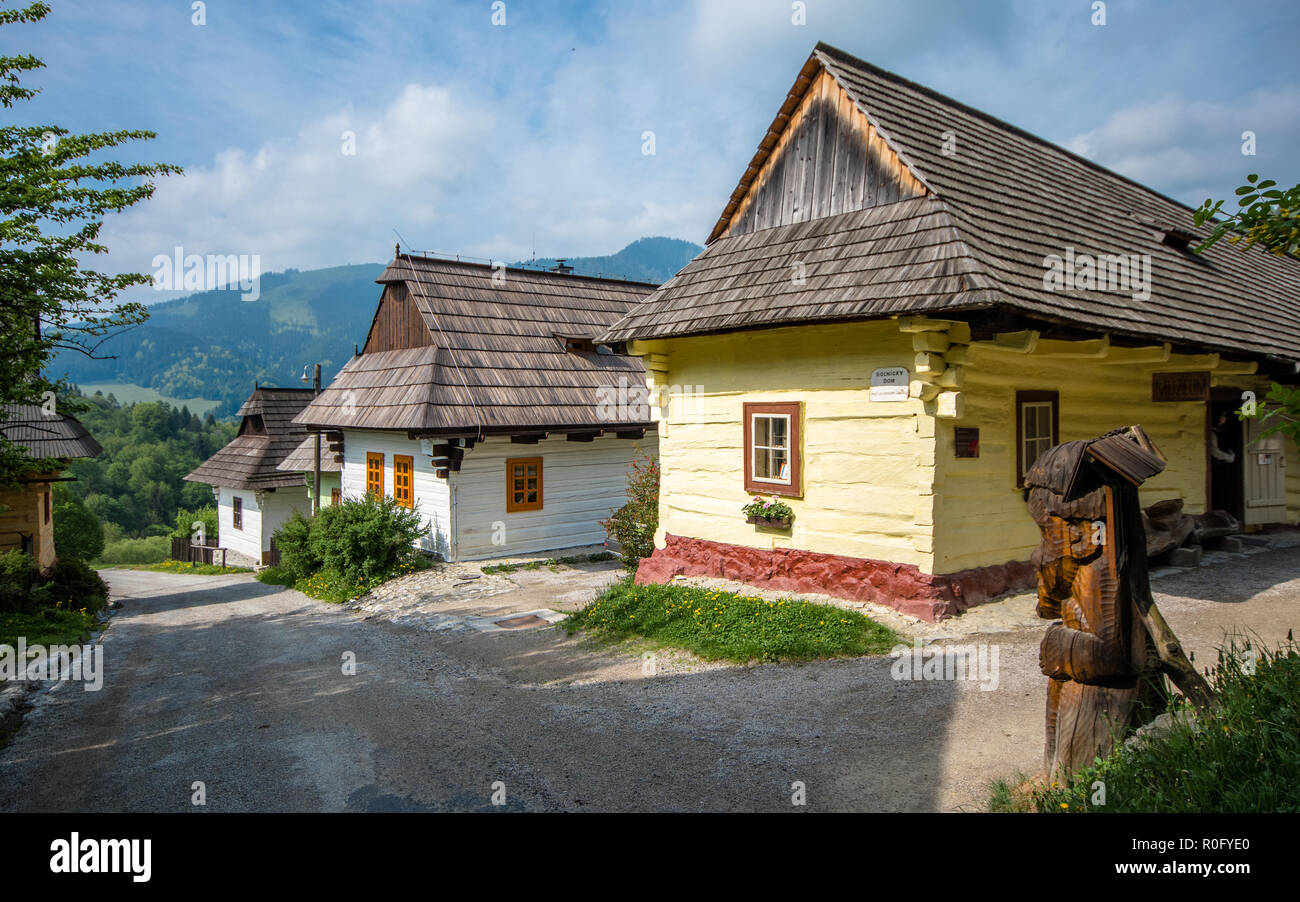 Vlkolinec, Eslovaquia. Patrimonio de la Unesco con aldeas bien conservadas casas de madera, la arquitectura antigua, Eslovaquia Foto de stock