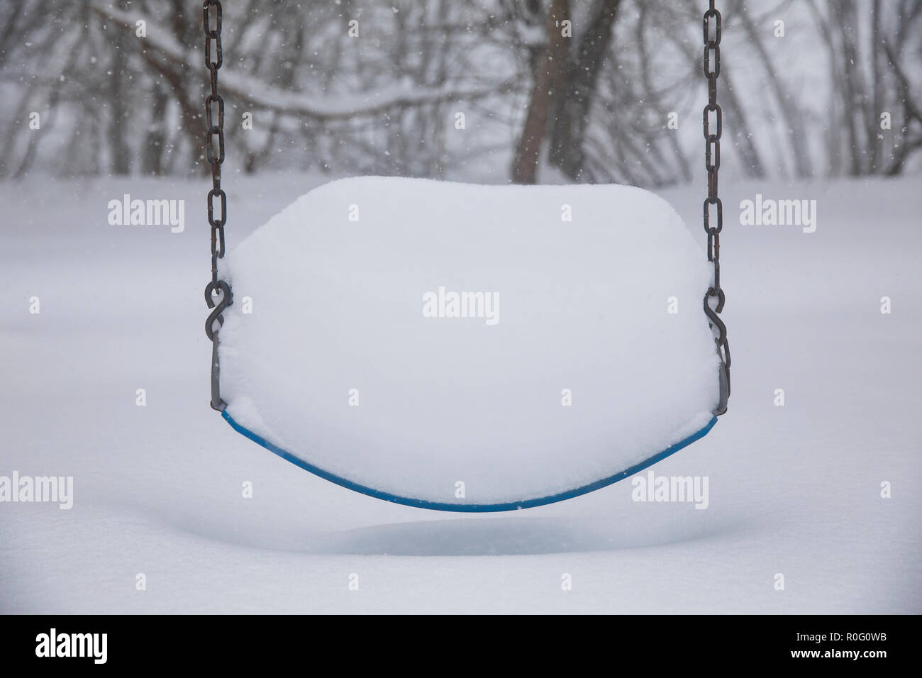 Equipo de recreo enterrado en la nieve durante una tormenta que dejó a más de tres pies de nieve en el Estado de Nueva York. Foto de stock