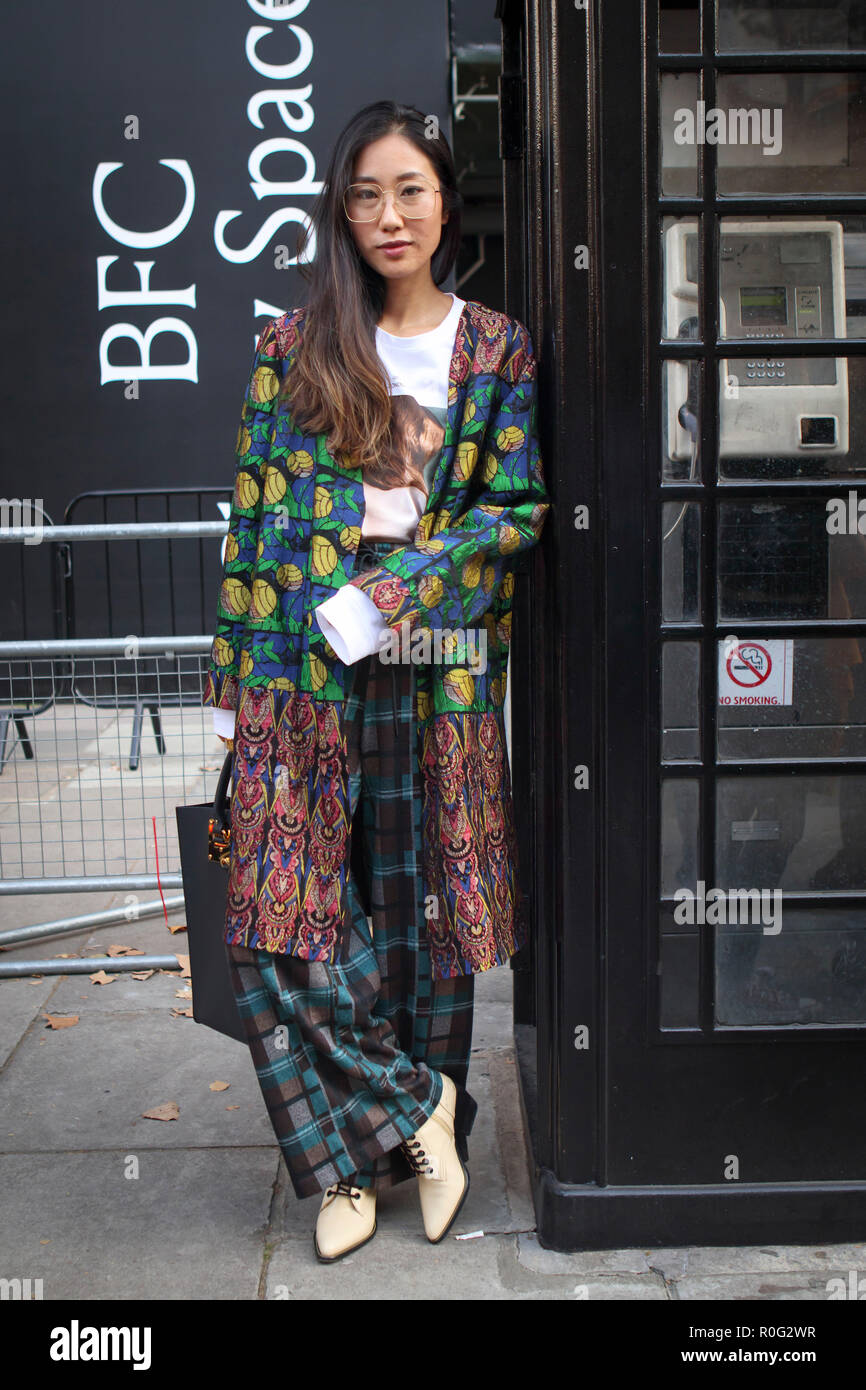 película Gran roble germen Londres, Reino Unido - 14 de septiembre 2018: la gente en la calle durante  la Semana de la Moda de Londres. Una chica en kimono con el ornamento y el  Plaid pantalones