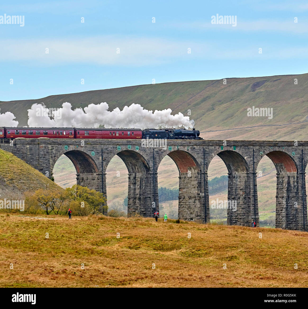 Transportados en trenes de vapor preservadas Ribblehead viaducto en la línea ferroviaria de resolver & Carlisle, Yorkshire Dales National Park, en el norte de Inglaterra, Reino Unido. Foto de stock